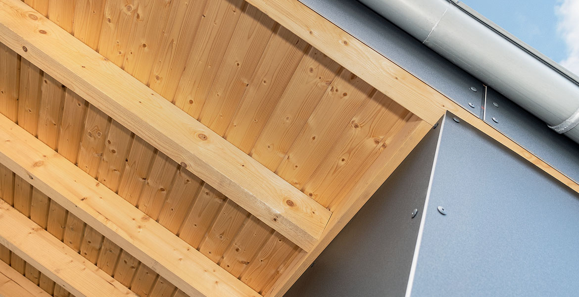 Carport mit Stahlträgern und Holzdachkonstruktion, Fassadenverkleidung aus Haushaut Aluminiumverbund-Fassadentafeln PEARLS, anthrazit