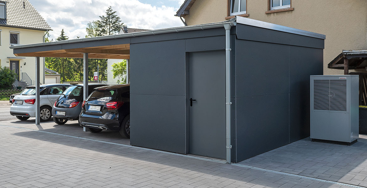 Carport mit Stahlträgern und Holzdachkonstruktion, Fassadenverkleidung aus Haushaut Aluminiumverbund-Fassadentafeln PEARLS, anthrazit