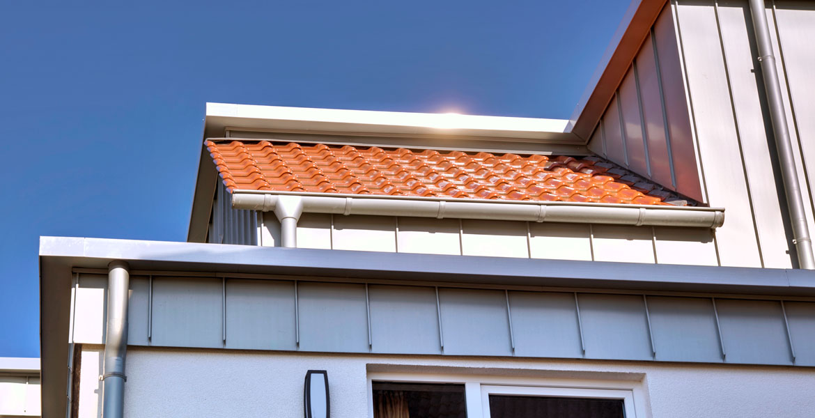 Fassadenverkleidung mit Zink Stehfalzdeckung