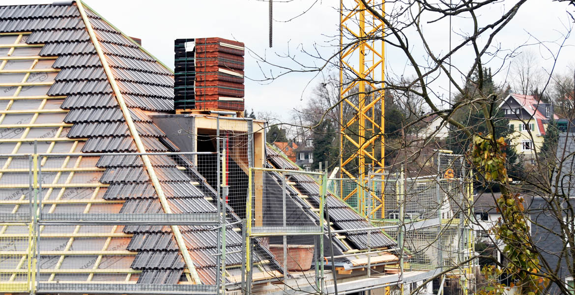 Dachziegel auf einem Neubau