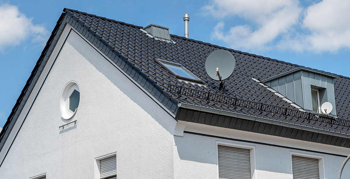 Tondachziegel schwarz (edelengobiert), Gaubenverkleidung mit Zink Stehfalz