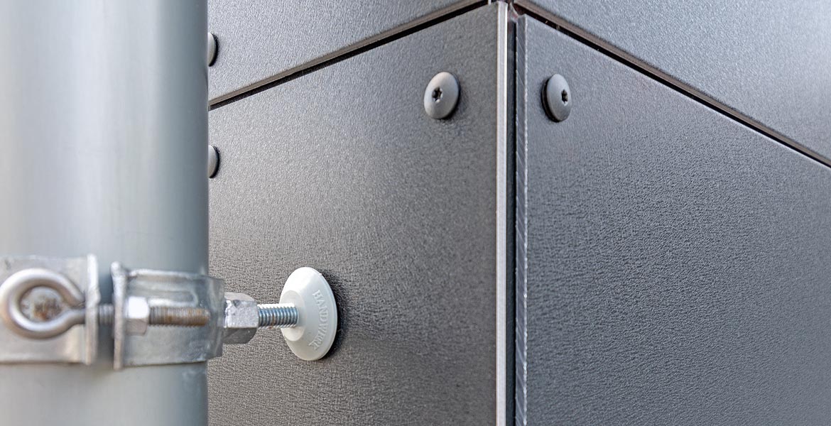 PEARLS Fassadenpaneel aus Aluminiumverbund, anthrazit mit Fallrohr