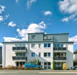 Fassadenverkleidung mit Zink am Neubau Bergisch Gladabach bei Köln