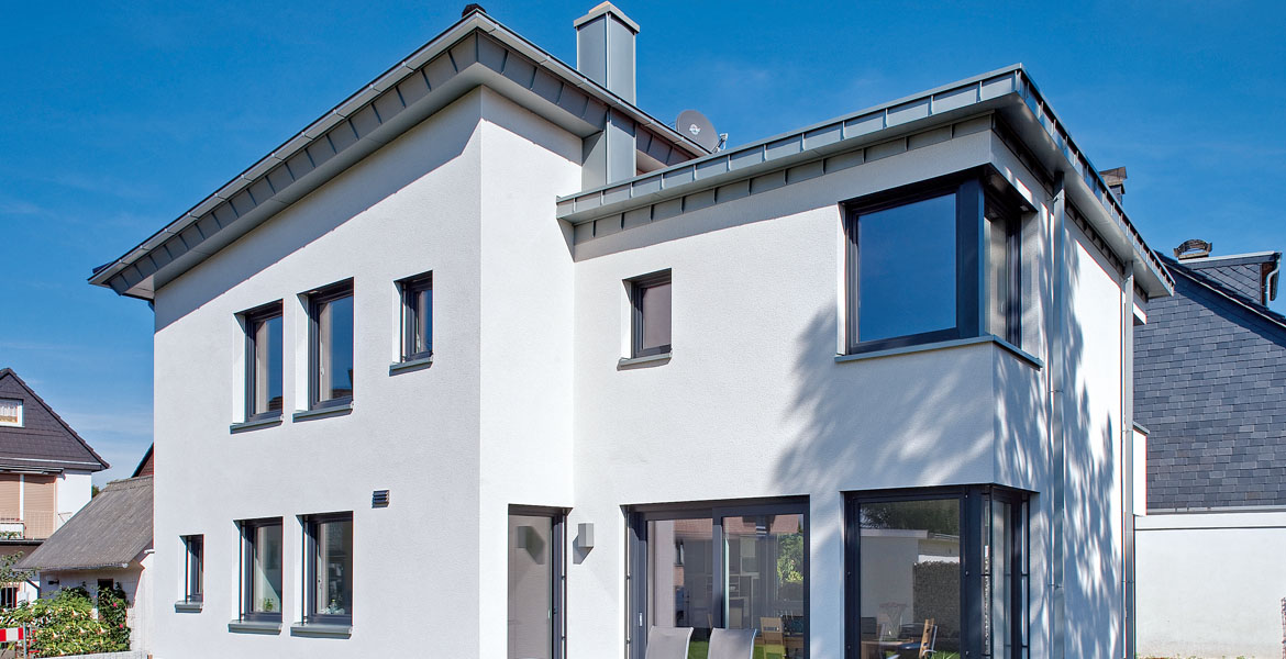 Gründach auf dem Anbau, Zinkverkleidung im Traufbereich, Zinkdach auf einem Teil des Daches