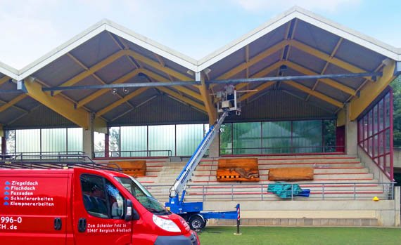 Reparatur des Stadiondachs in Bergisch Gladbach