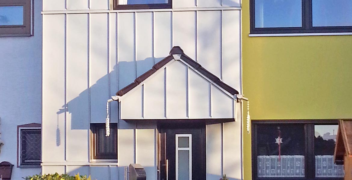 Vordach mit Satteldach und Zinkverkleidung