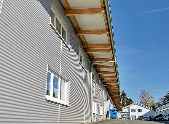 Wellfassade aus Wellblech